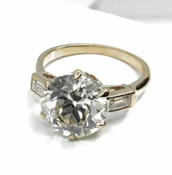 Bague or jaune, diamant 4,17 carats et diamants baguettes