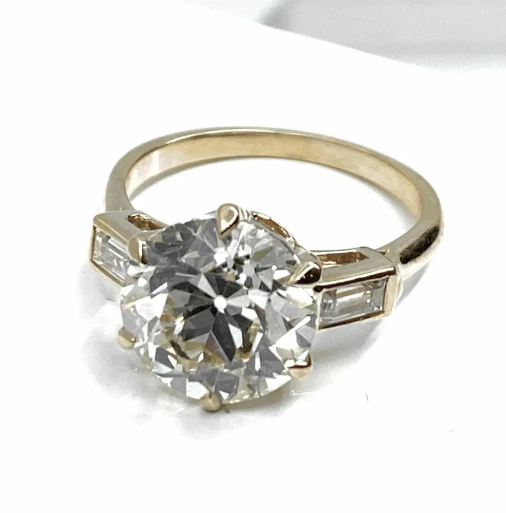 Bague or jaune, diamant 4,17 carats et diamants baguettes
