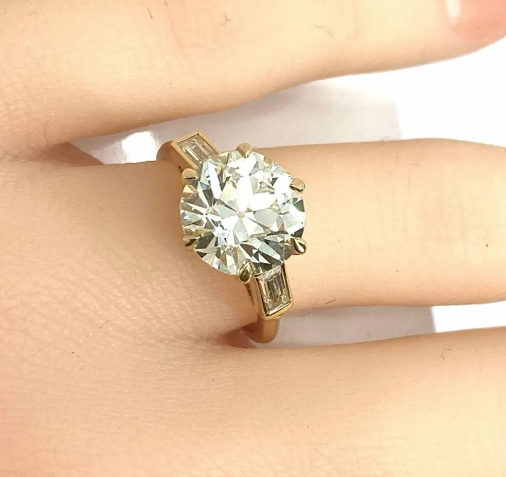 Bague or jaune, diamant 4,17 carats et diamants baguettes