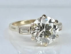 Bague or jaune, diamant 4,17 carats et diamants baguettes