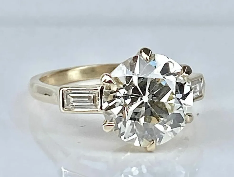 Bague or jaune, diamant 4,17 carats et diamants baguettes