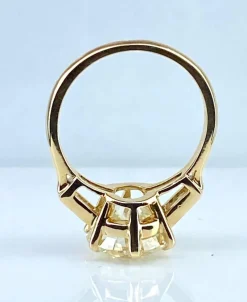 Bague or jaune, diamant 4,17 carats et diamants baguettes