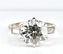 Bague or jaune, diamant 4,17 carats et diamants baguettes