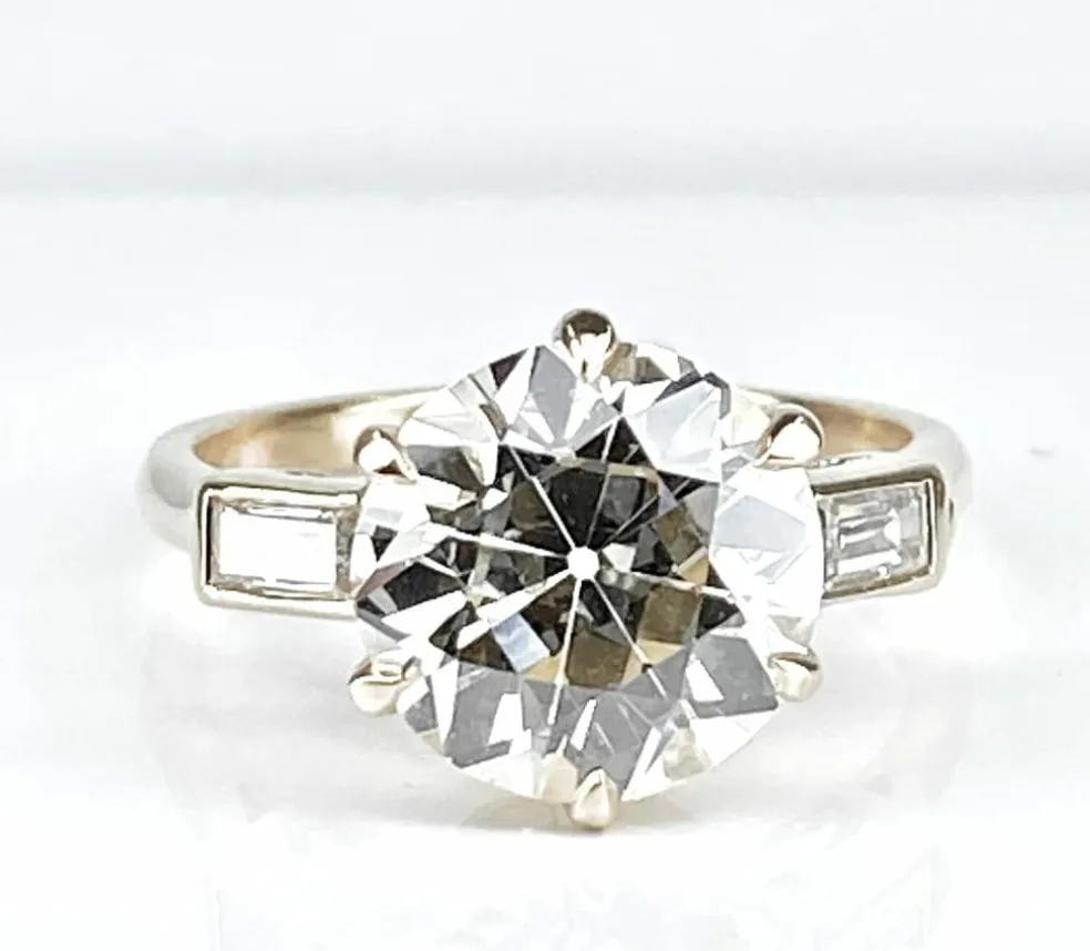 Bague or jaune, diamant 4,17 carats et diamants baguettes