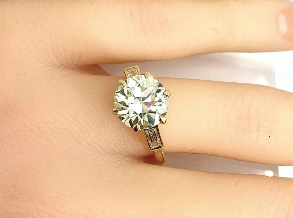 Bague or jaune, diamant 4,17 carats et diamants baguettes