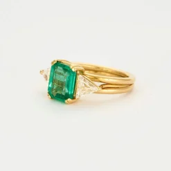 Bague or jaune, diamant et émeraude Zambienne