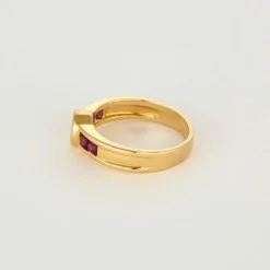 Bague or jaune, diamant et rubis de syhtèse calibrés