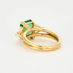 Bague or jaune, diamant et émeraude Zambienne