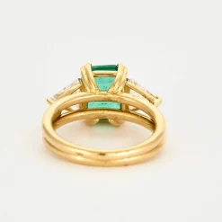 Bague or jaune, diamant et émeraude Zambienne