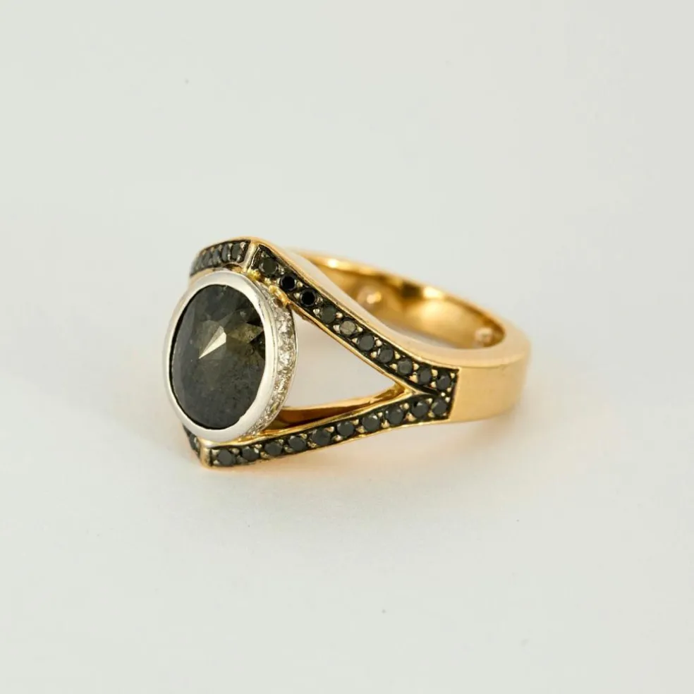 Bague or jaune, diamant noir