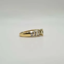 Bague or jaune, diamant rond et diamants baguettes