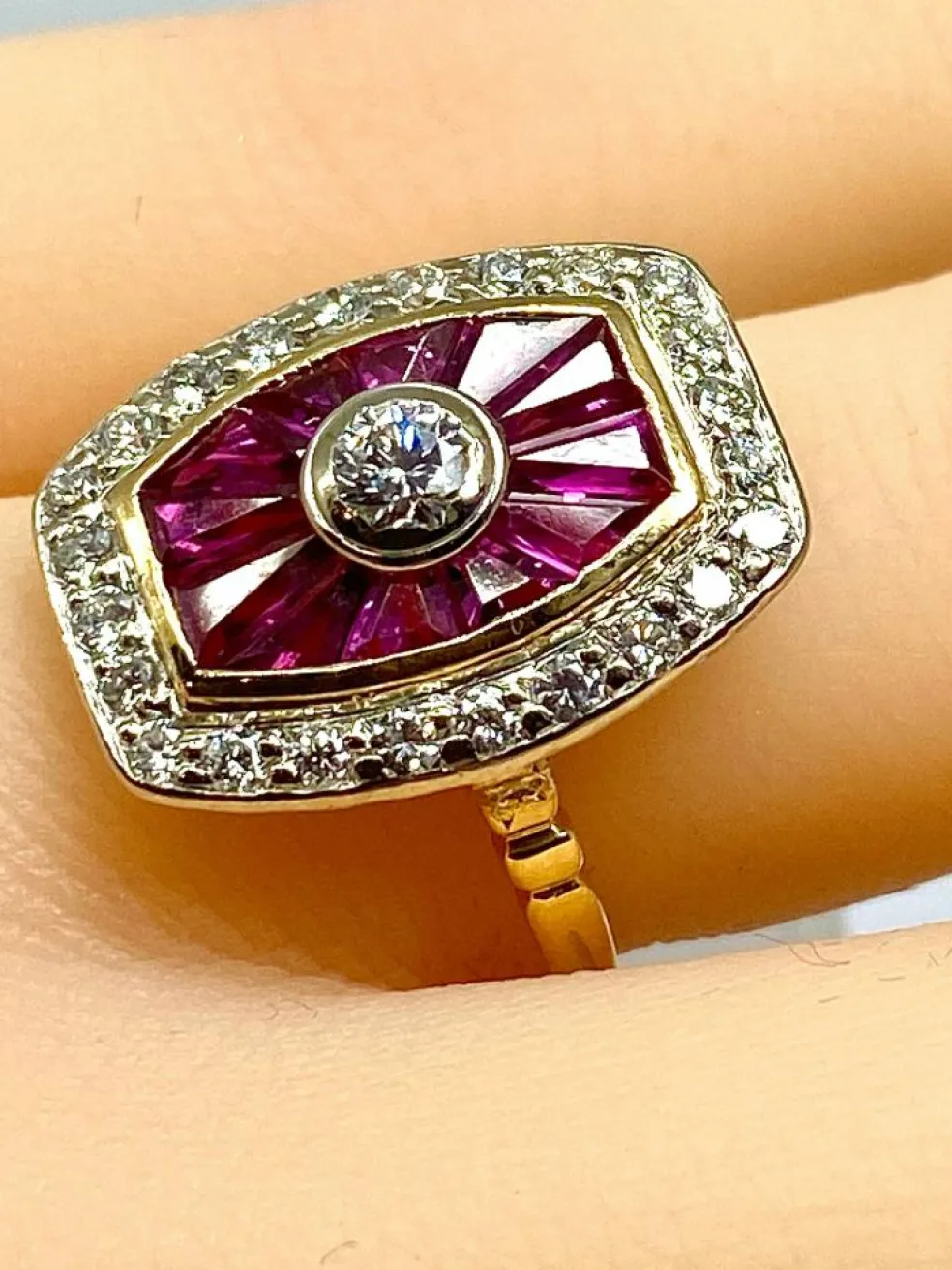 Bague or jaune diamants et rubis, style Art Déco