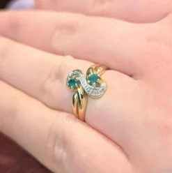 Bague or jaune diamants et émeraudes