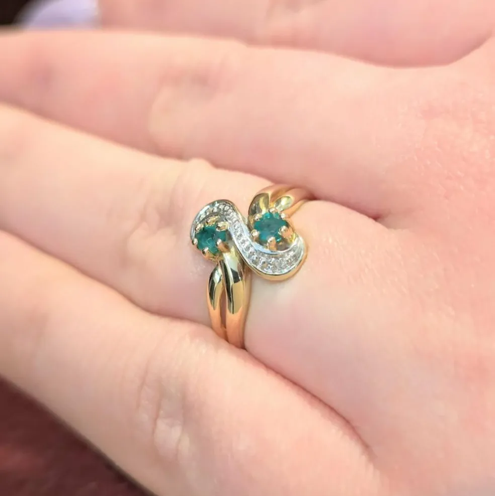 Bague or jaune diamants et émeraudes