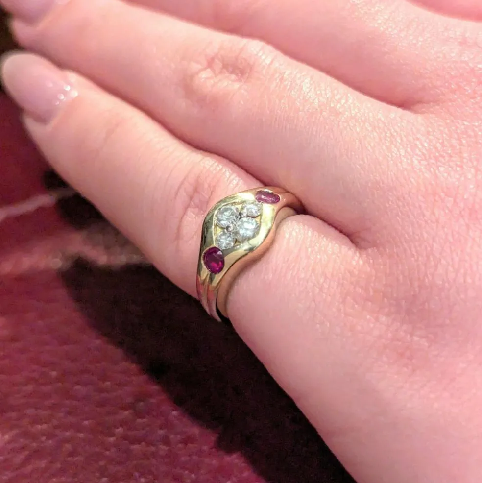 Bague or jaune diamants et rubis