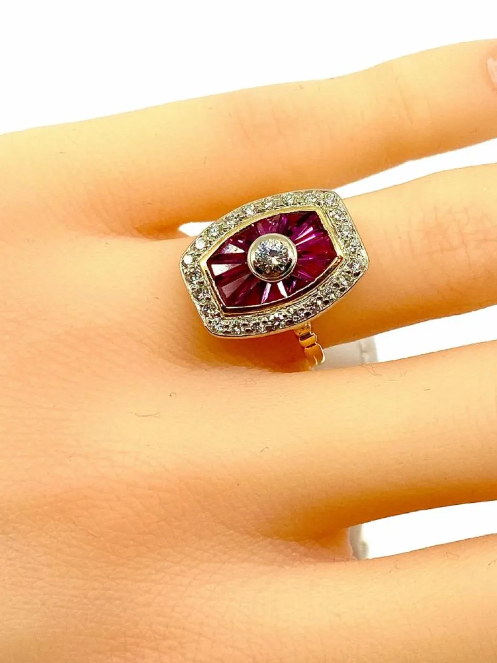 Bague or jaune diamants et rubis, style Art Déco