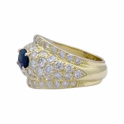 Bague or jaune, diamants et saphir.