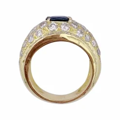 Bague or jaune, diamants et saphir.