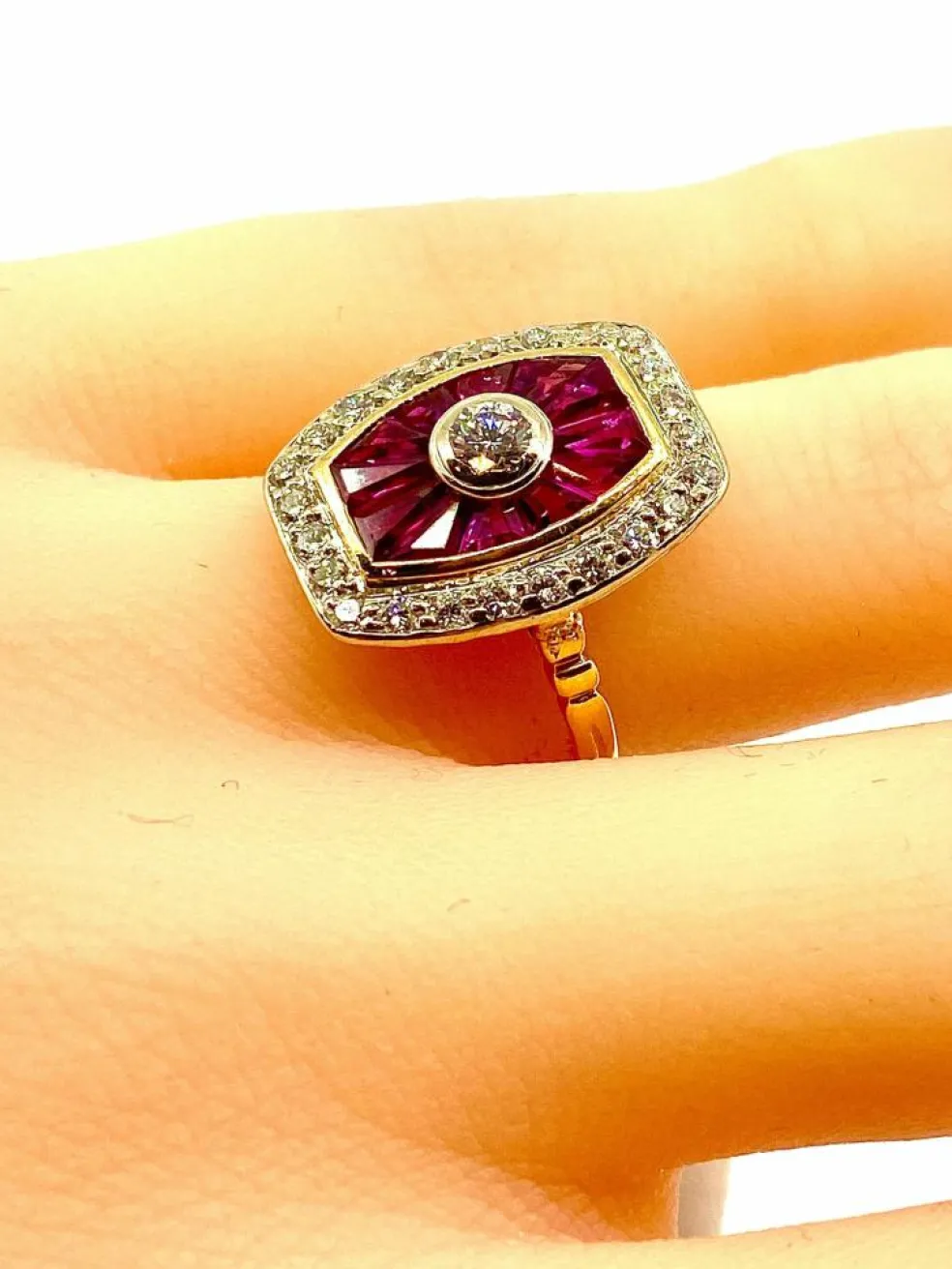 Bague or jaune diamants et rubis, style Art Déco