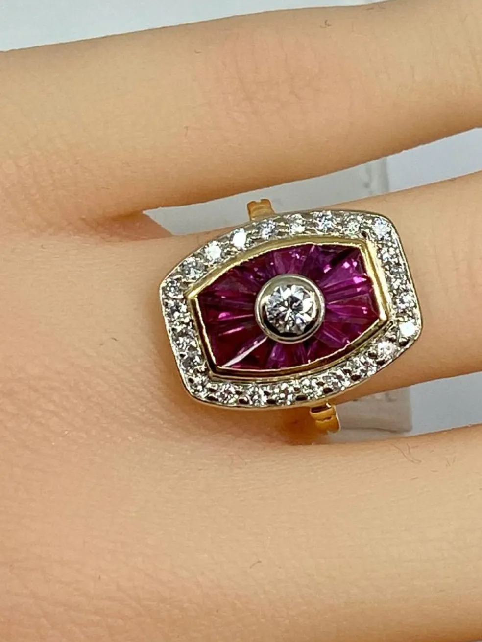 Bague or jaune diamants et rubis, style Art Déco