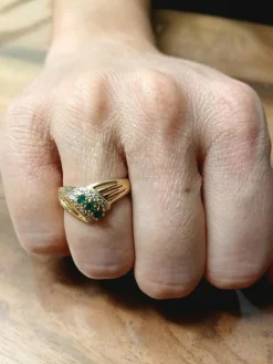 Bague or jaune, diamants, émeraudes