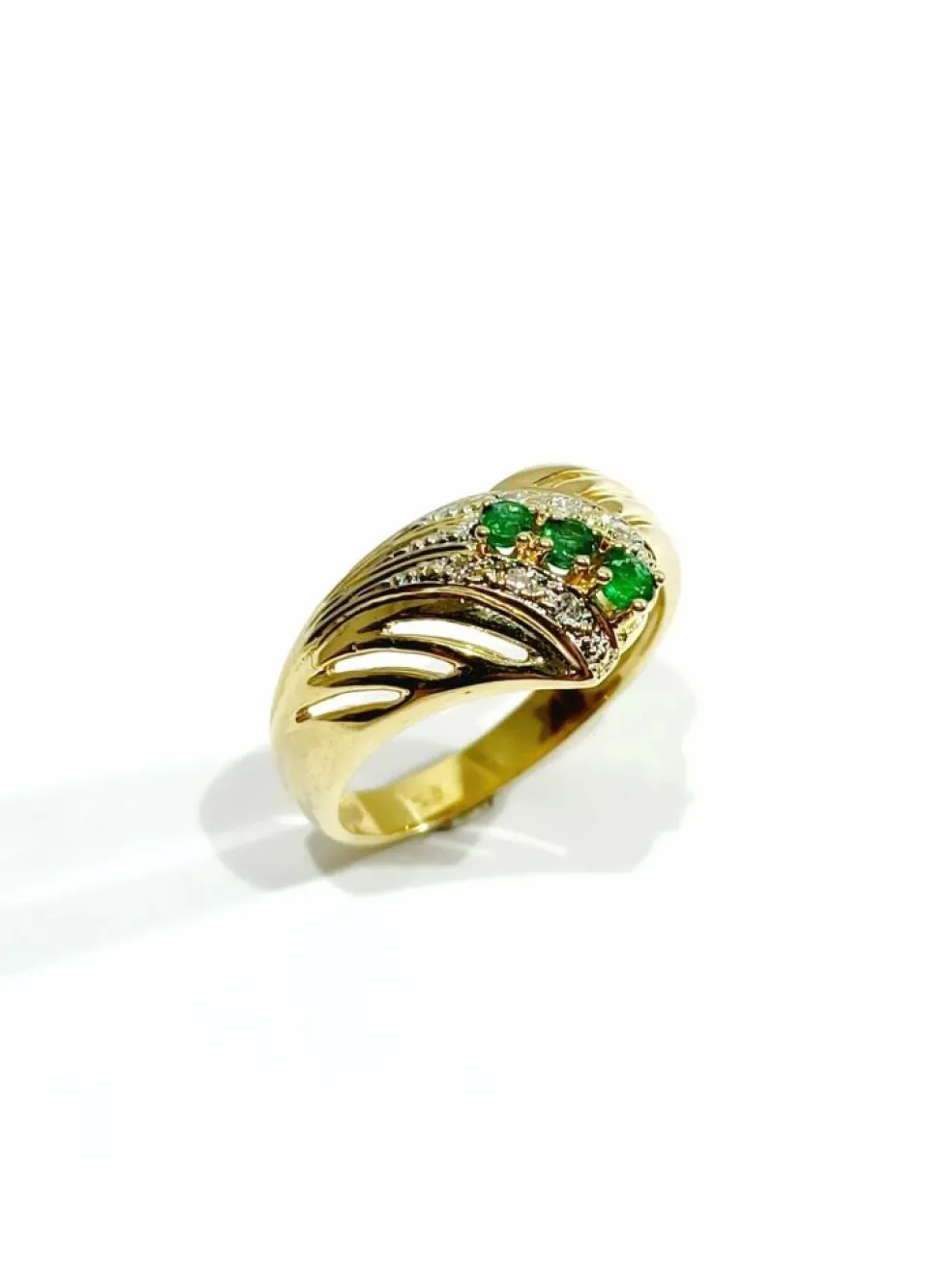 Bague or jaune, diamants, émeraudes