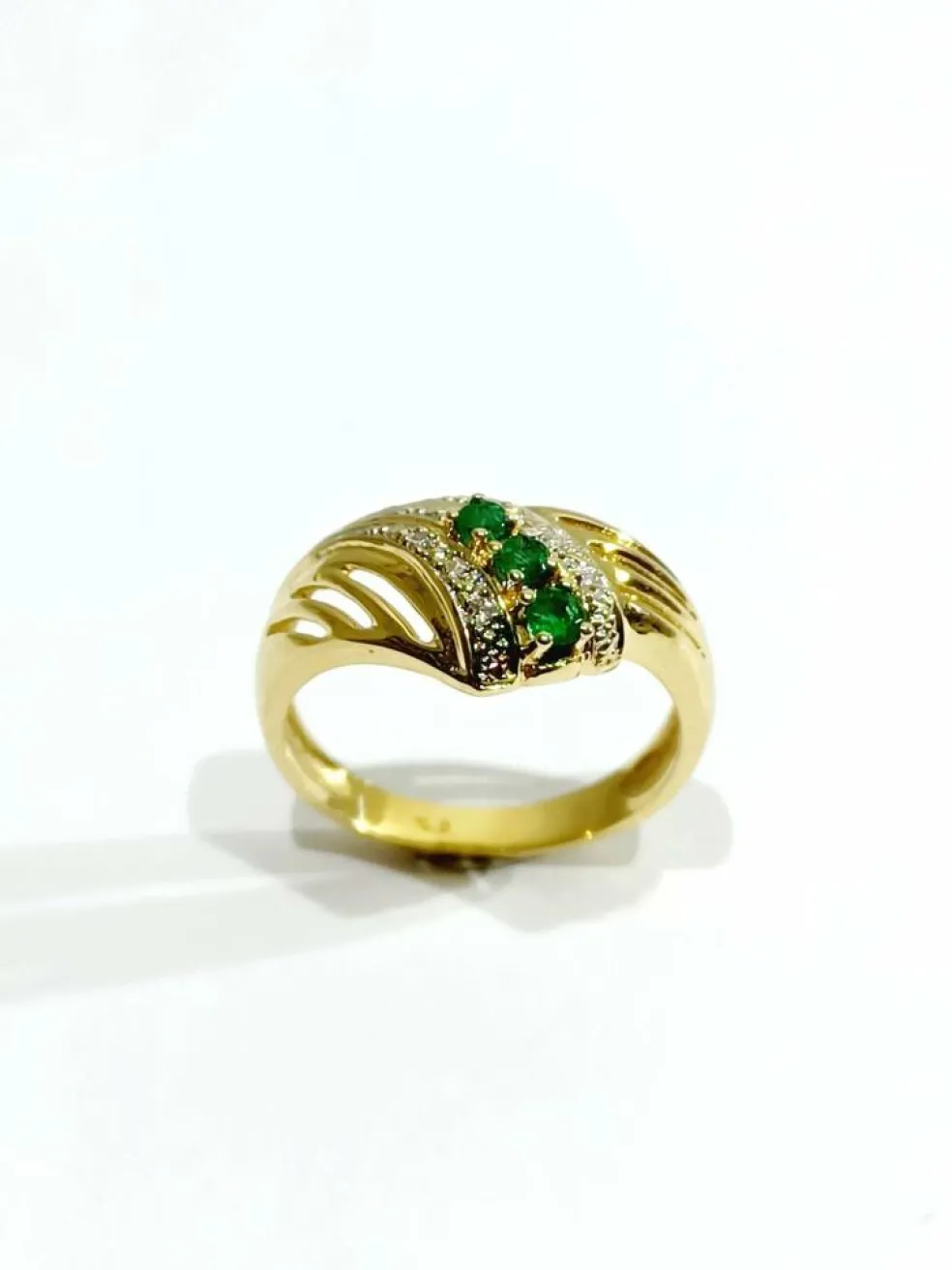 Bague or jaune, diamants, émeraudes