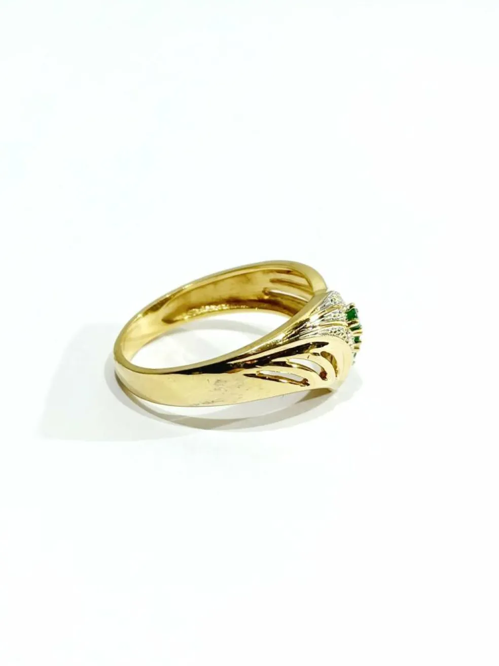 Bague or jaune, diamants, émeraudes