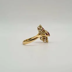 Bague or jaune, diamants, rubis