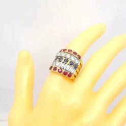 Bague or jaune diamants rubis et saphirs