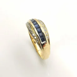 Bague or jaune, diamants, saphirs