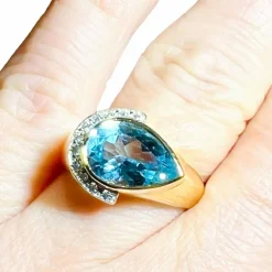 Bague or jaune, Diamants, Topaze Bleue