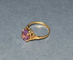 Bague or jaune et améthyste