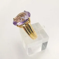 Bague or jaune et améthyste
