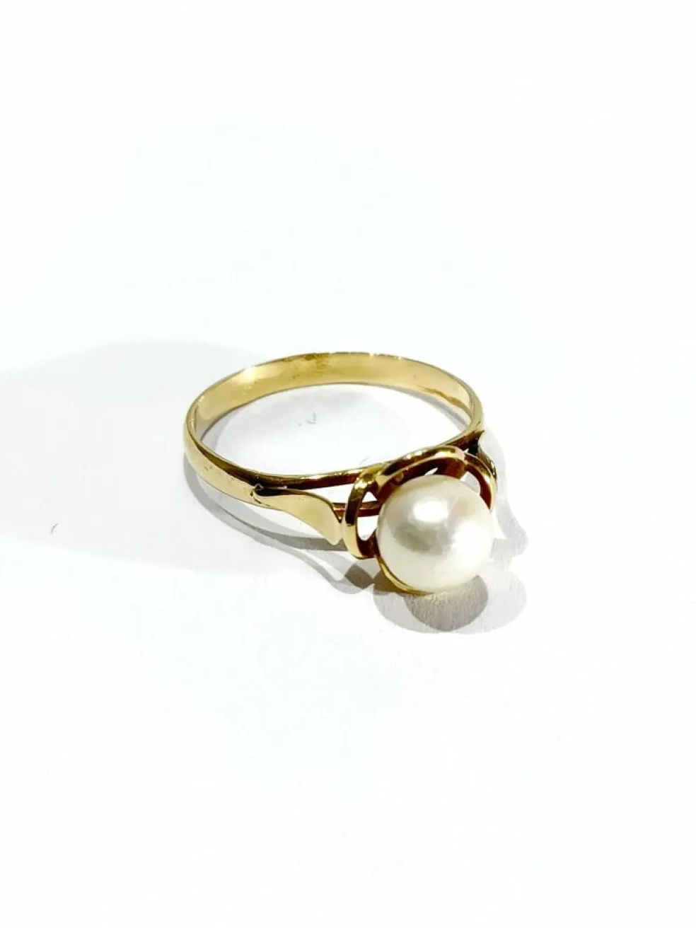 Bague or jaune et perle