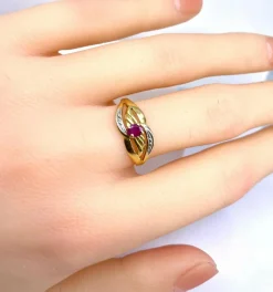 Bague or jaune et rubis