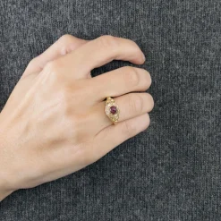 Bague or jaune et rubis cabochon