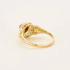 Bague or jaune et rubis cabochon