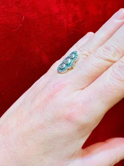 Bague or jaune fin 19ème siècle diamants émeraudes