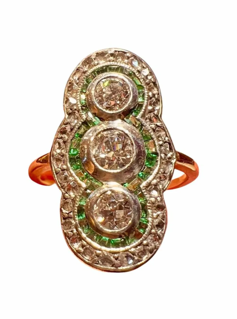 Bague or jaune fin 19ème siècle diamants émeraudes