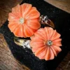 Bague or jaune, fleurs corail et brillants