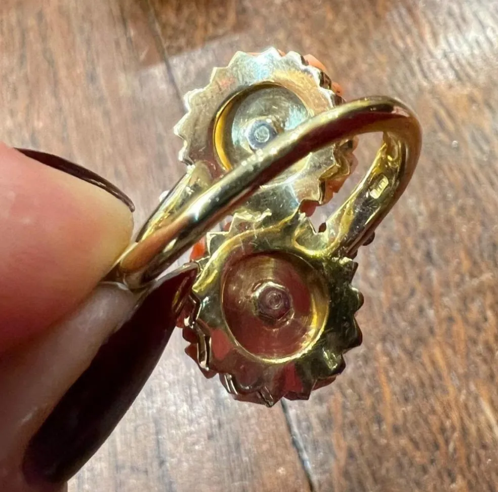 Bague or jaune, fleurs corail et brillants