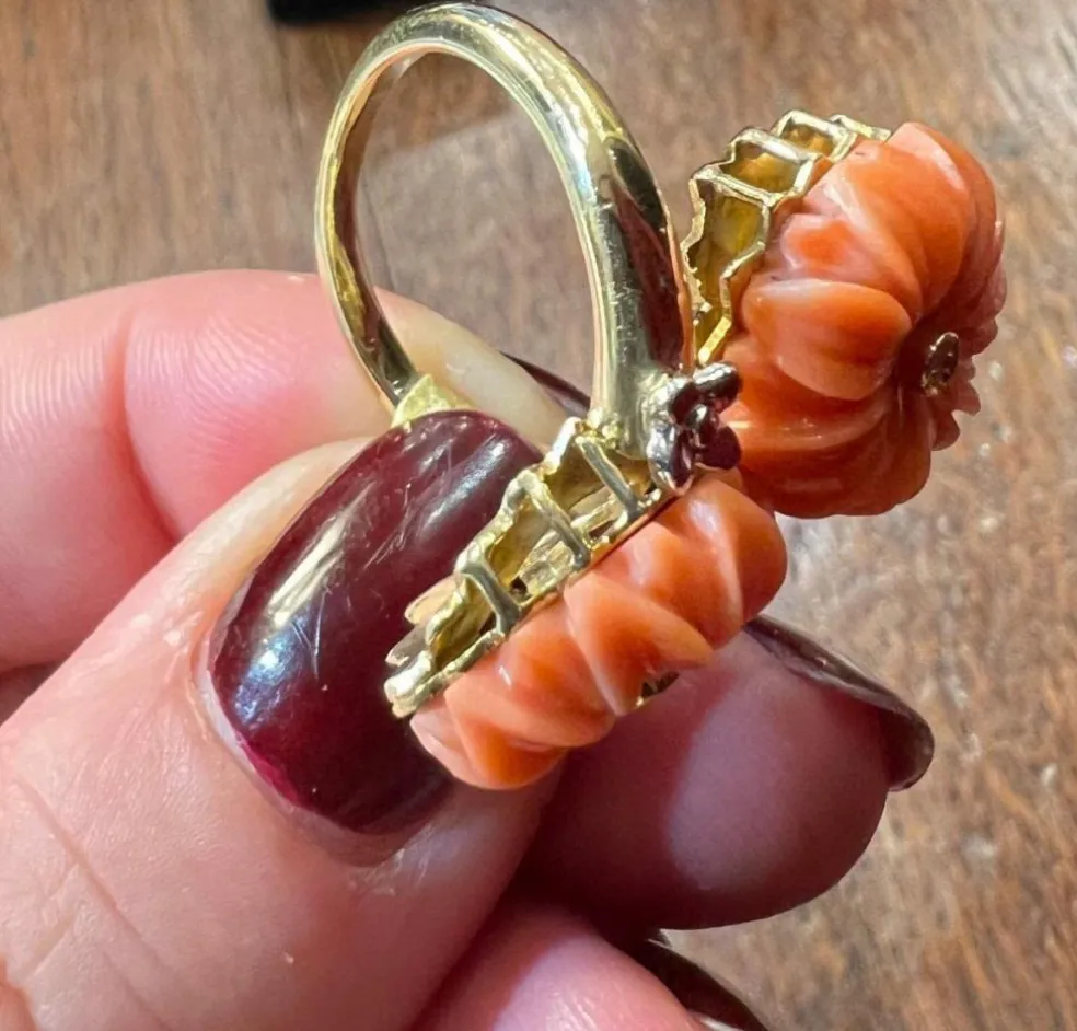 Bague or jaune, fleurs corail et brillants