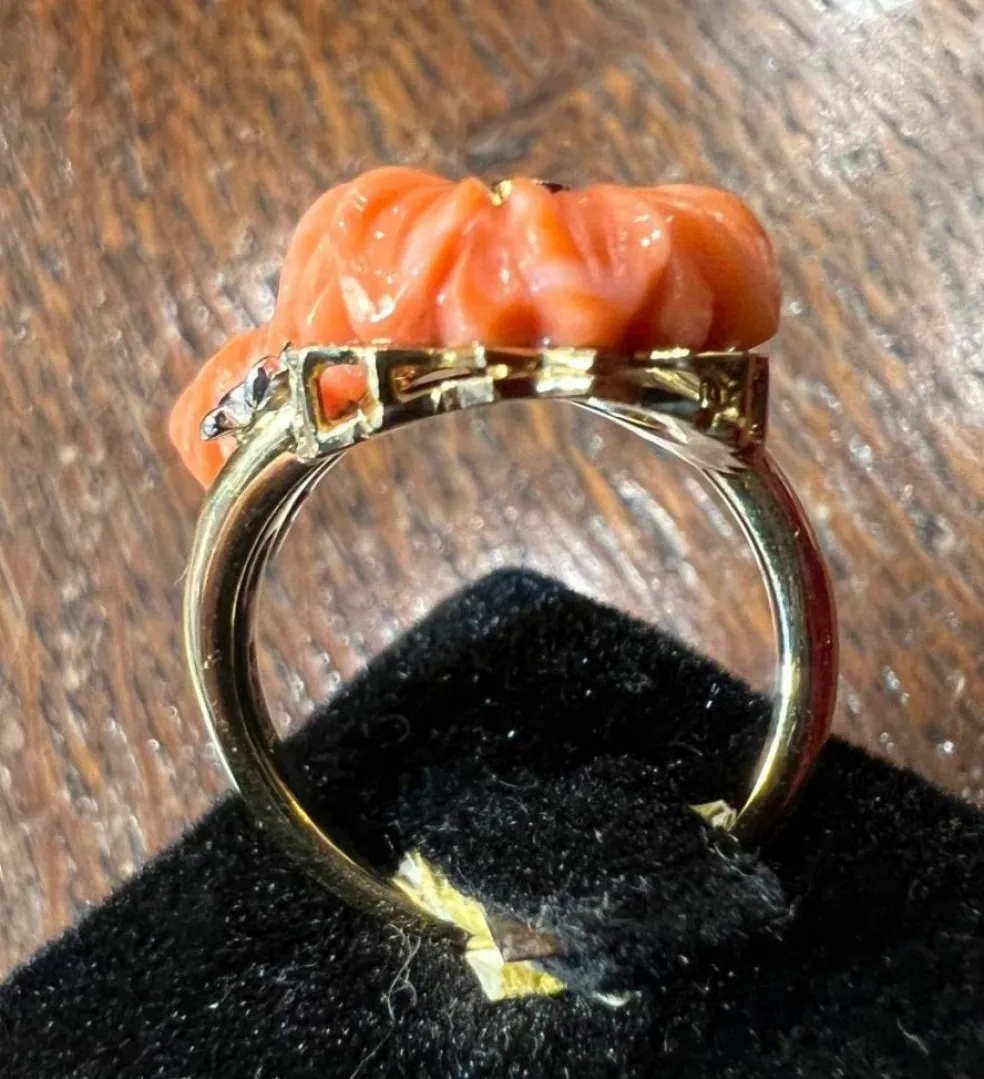 Bague or jaune, fleurs corail et brillants