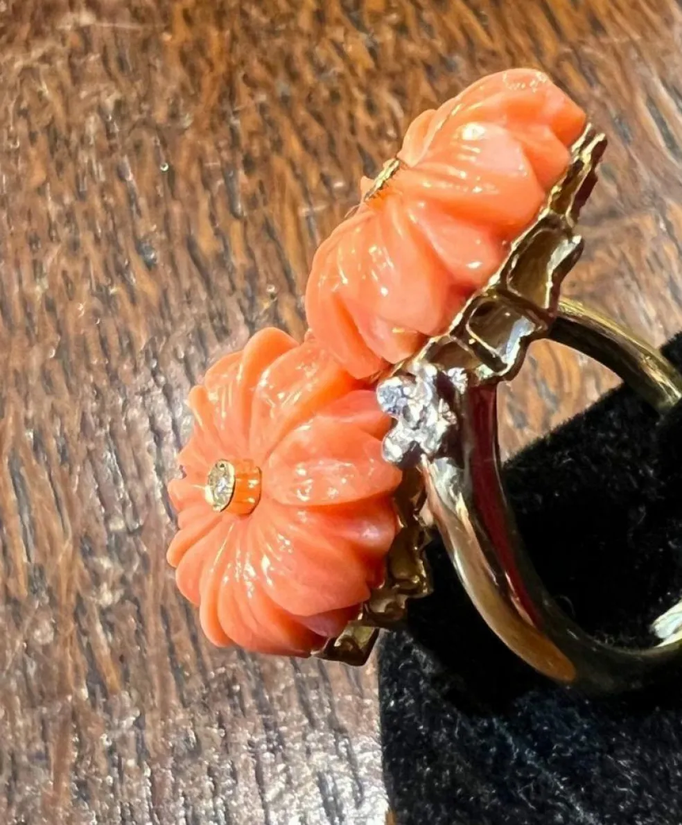 Bague or jaune, fleurs corail et brillants