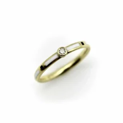 Bague or jaune émaillée noire et blanche avec accent de diamant