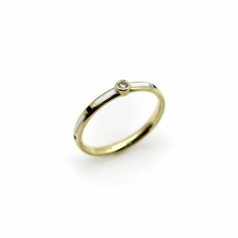 Bague or jaune émaillée noire et blanche avec accent de diamant