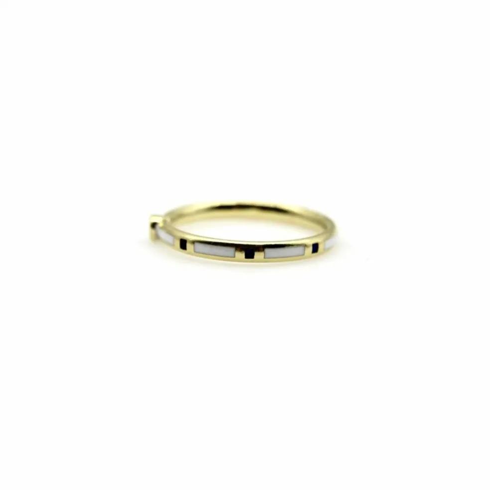 Bague or jaune émaillée noire et blanche avec accent de diamant