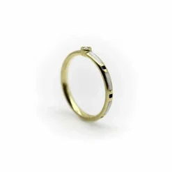 Bague or jaune émaillée noire et blanche avec accent de diamant