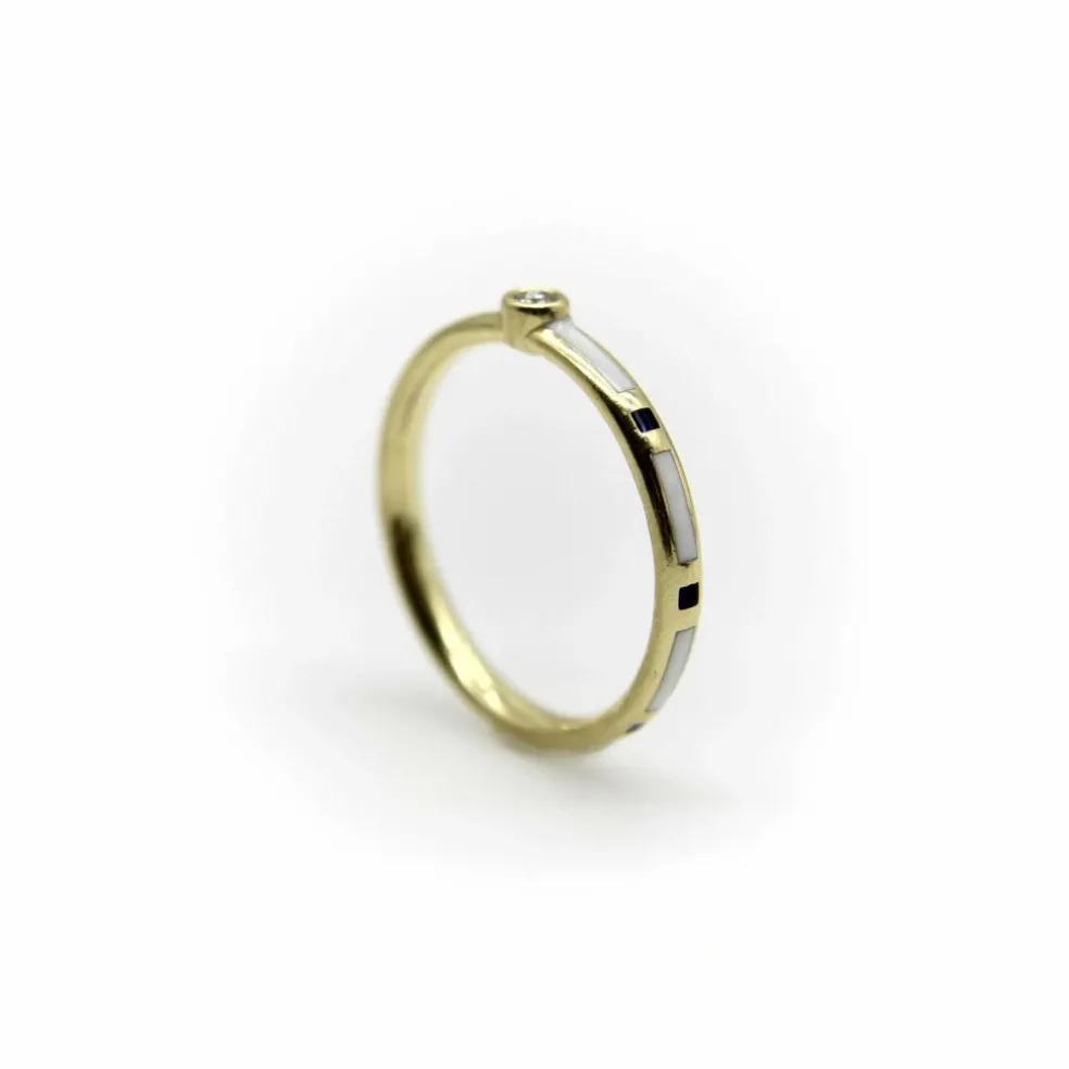 Bague or jaune émaillée noire et blanche avec accent de diamant